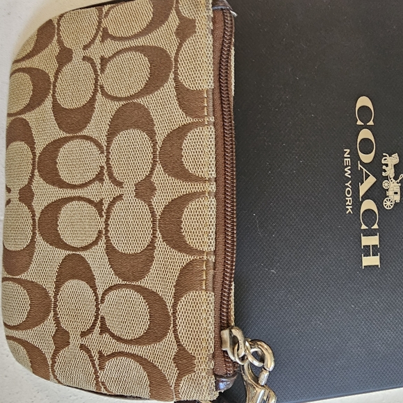 Coach change purse. Color: Brown - Picture 11 of 11
